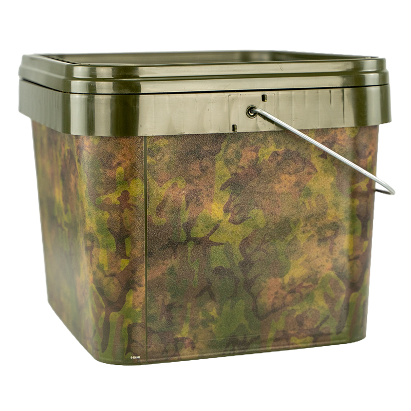 RCG Karper Pellets 11mm 5kg – hersluitbare camouflage emmer met deksel en metalen hengsel zijaanzicht