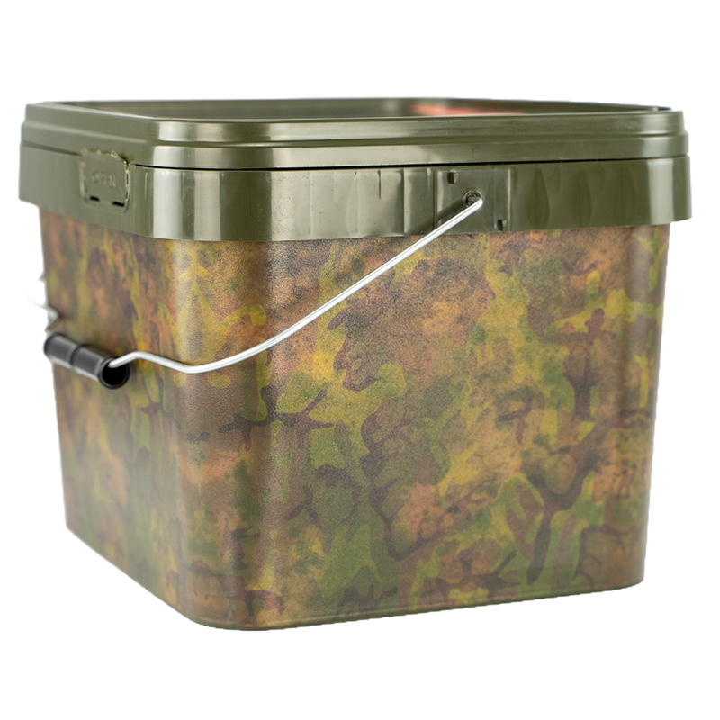 RCG Karper Pellets 11mm 5kg – hersluitbare camouflage emmer met deksel en metalen hengsel zijaanzicht