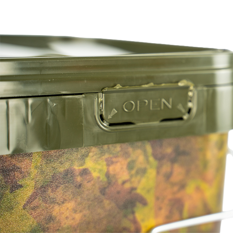 RCG Karper Pellets 11mm 5kg – hersluitbare camouflage emmer met deksel en metalen hengsel detailfoto deksel