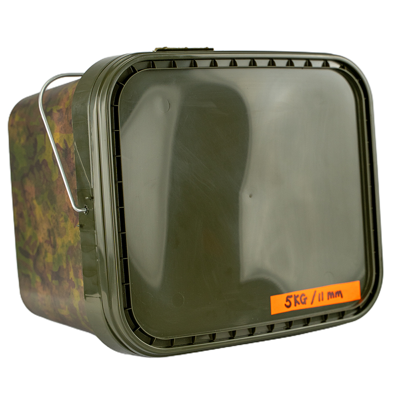 RCG Karper Pellets 11mm 5kg – hersluitbare camouflage emmer met deksel en metalen hengsel bovenaanzicht deksel